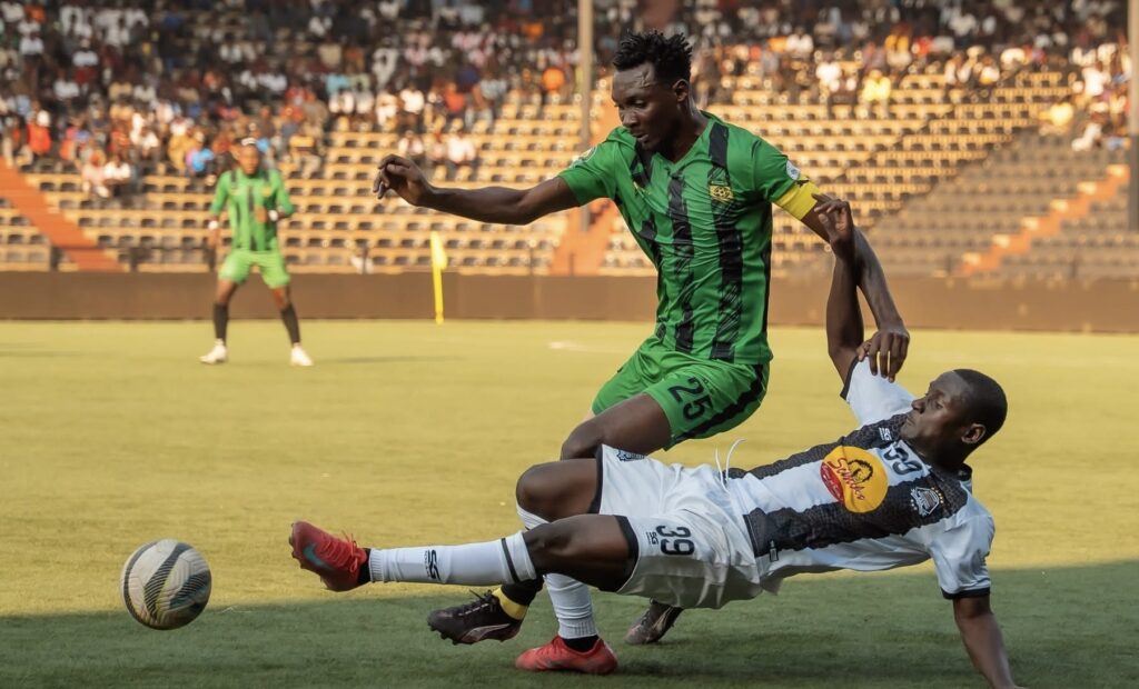 Duel entre les joueurs de Mazembe et Maniema Union au Stade Mazembe de Kamalondo.