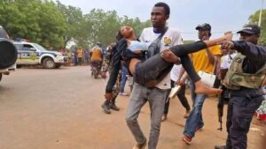 Les élèves secourants leurs condisciples blessés à Bangui 