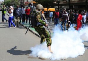 Kenya : le président William Ruto ordonne aux forces de l’ordre de tirer dans les jambes des manifestants violents