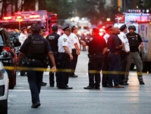 États-Unis – Fusillade mortelle à Manhattan : un assaillant abat 4 personnes dans un immeuble abritant la NFL et Blackstone