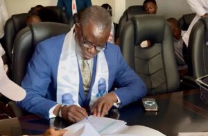 Isidore Kwandja signe officiellement la charte de l’Union Sacrée de la Nation