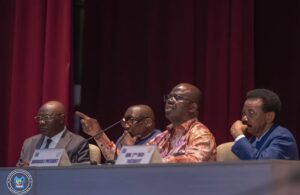 Assemblée Nationale: Isaac Tshilumbayi ouvre le dialogue avec les agents administratifs pour apaiser les tensions.