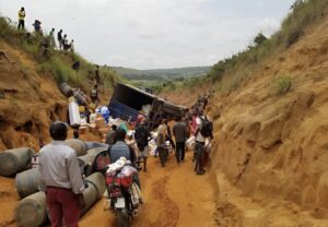 Kwilu : un conteneur se renverse sur la route de Gungu