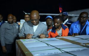 RDC : les premières doses de vaccin contre Ebola arrivent à Kinshasa, une avancée majeure mais encore entourée de prudence